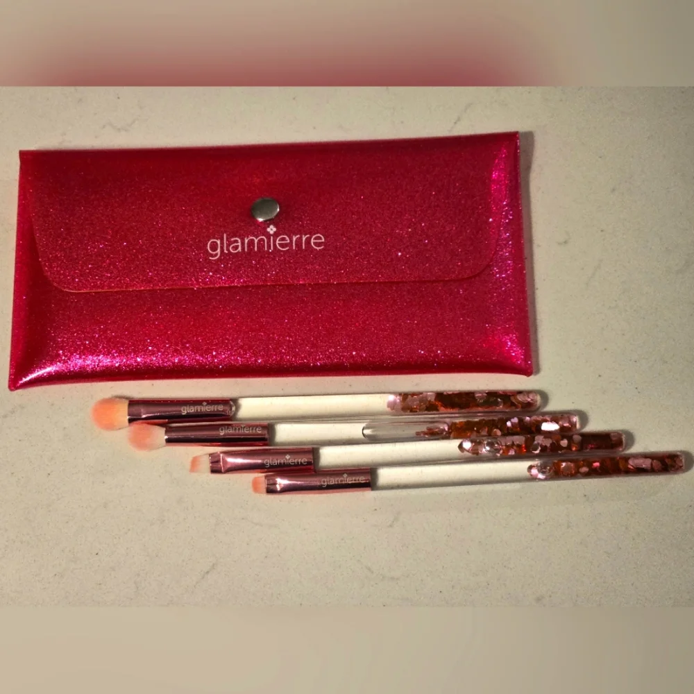 NWOT Glamierre Heart Confetti Makeup Brush Set with Case